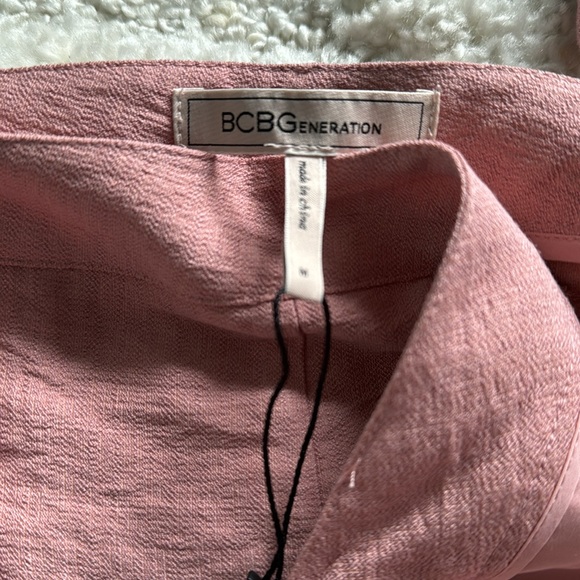 BCBG PANTS. SUPER LIGHTWEIGHT. Inseam 27.5 , 32 waist - Picture 5 of 5